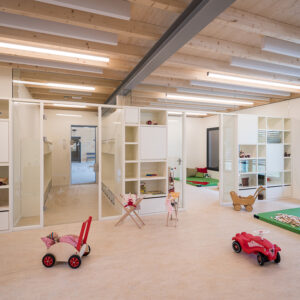 Innenansicht einer modernen Kindertagesstätte mit Spielzeug und hellem Interieur