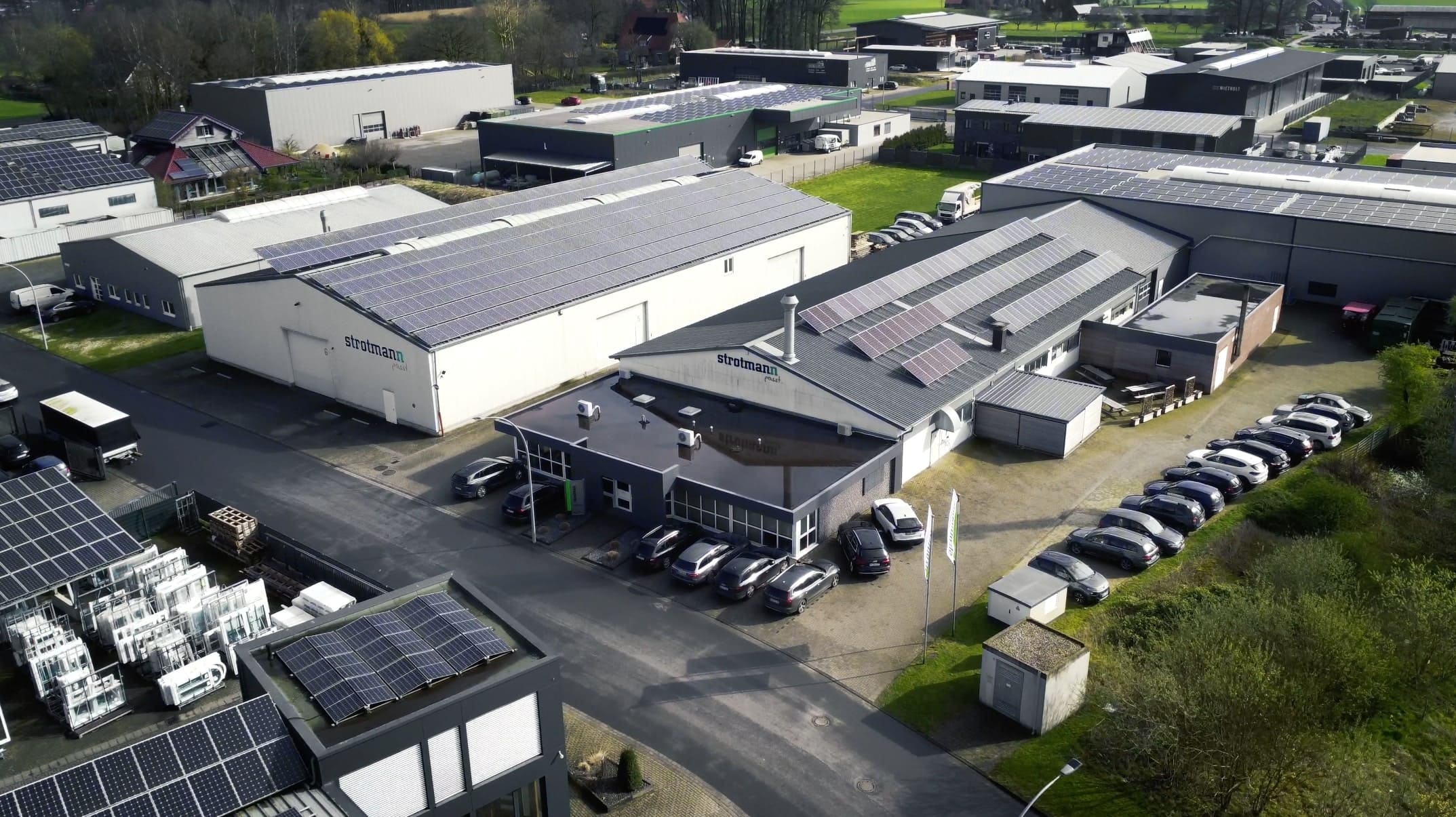 Überblick der Firma Strotmann und deren Produktionshallen mit einer Drohne.