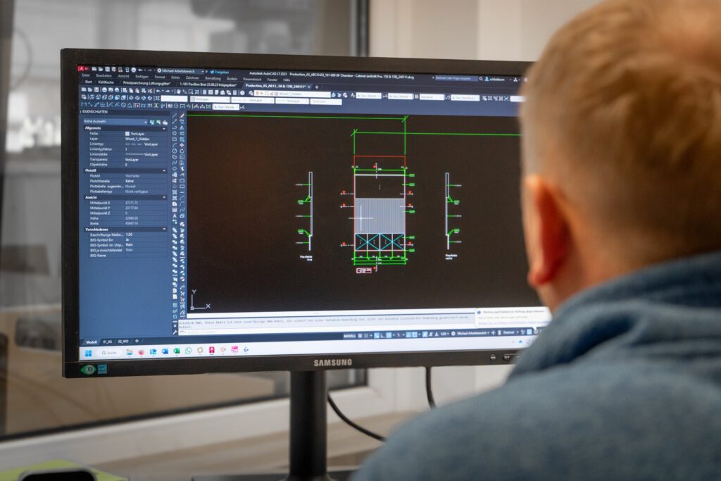 Mitarbeiter arbeitet an CAD-Software auf einem Computer im Unternehmen